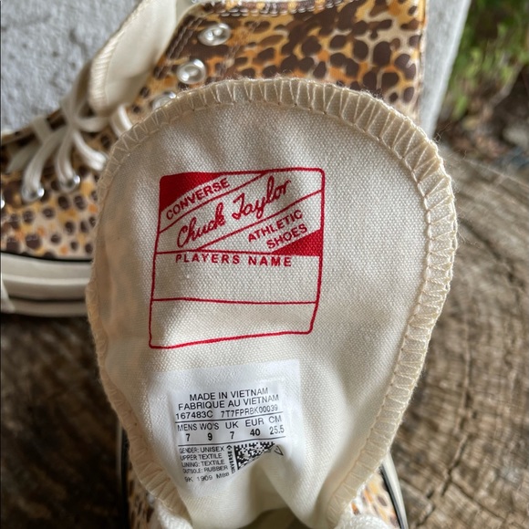 High-Top Chuck Taylor’s All Star - Picture 7 of 9